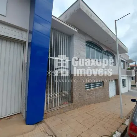 Rent this 3 bed house on Academia de Jiu Jitsu Marcyo Ferreira in Rua Francisco Vieira do Vale 257, Guaxupé - MG