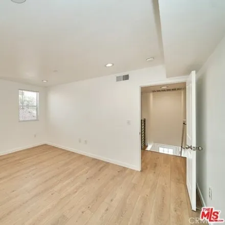 Image 7 - Metro 605, South Lorena Street, Los Angeles, CA 90023, USA - Townhouse for rent