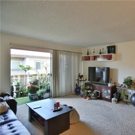 Image 5 - 2511 West Sunflower Avenue, Santa Ana, CA 92704, USA - Condo for sale