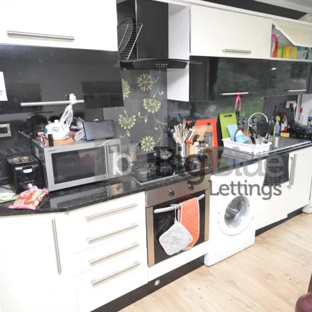 Image 1 - The Poplars, Leeds, LS6 2AT, United Kingdom - Apartment for rent