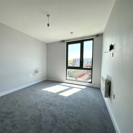 Image 5 - Queensway, Redhill, RH1 1TY, United Kingdom - Room for rent