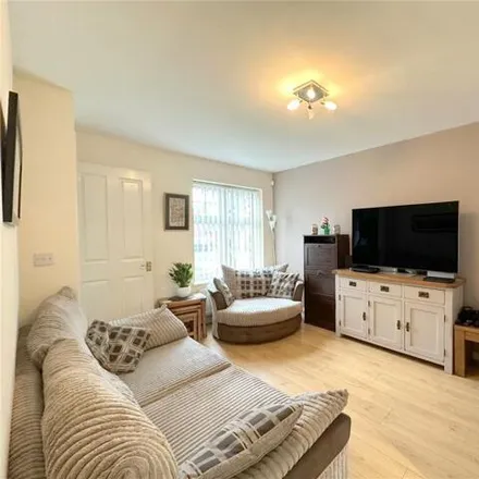 Image 3 - Logfield Drive, Liverpool, L19 2RR, United Kingdom - Townhouse for sale