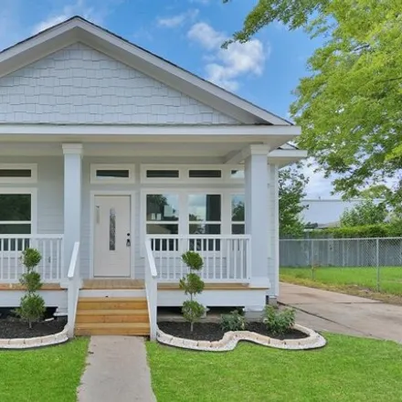 Buy this 3 bed house on 1250 Bigelow Street in Houston, TX 77009