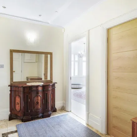 Rent this 4 bed apartment on Manor House in Marylebone Road, London