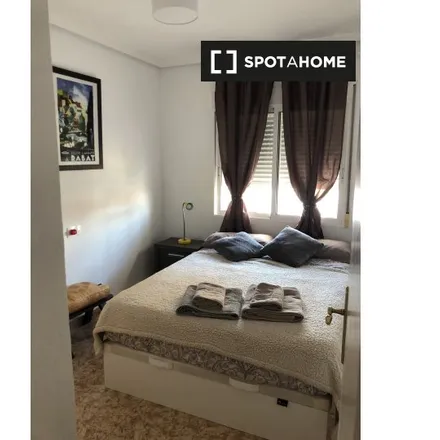 Rent this 4 bed room on Carrer de Gonzalo Mengual / Calle de Gonzalo Mengual in 3, 03013 Alicante