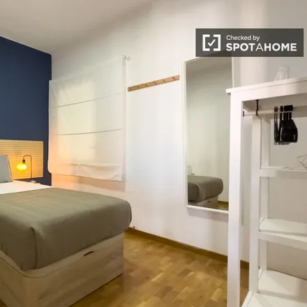 Rent this 5 bed room on Oficina documentació in Carrer d'Enric Granados, 42