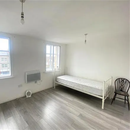 Image 2 - Aldermens Court, Constable Close, London, N11 3GW, United Kingdom - Apartment for rent