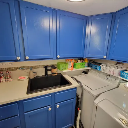 Rent this 3 bed townhouse on 848 Brickell Avenue in Miami, FL 33131