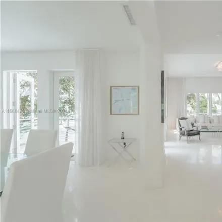 Image 4 - 6109 West Laguna Drive, Miami Beach, FL 33141, USA - House for sale