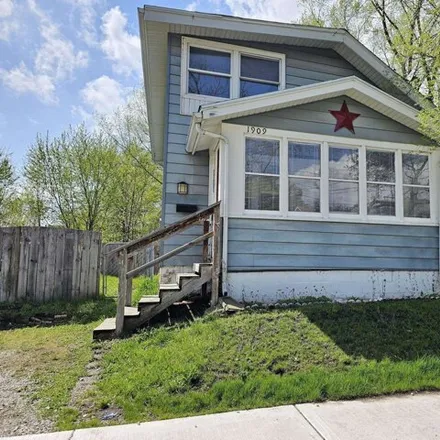 Buy this 2 bed house on 1908 15th Street in Harrison Avenue Gardens, Rockford