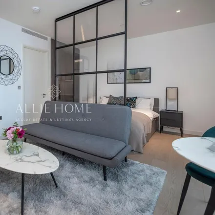 Rent this studio apartment on Admirals Way in Canary Wharf, London