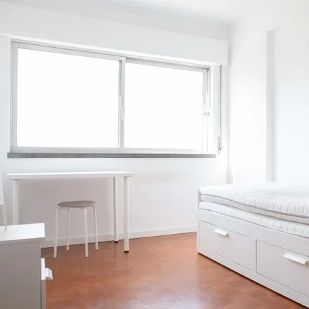 Rent this 4 bed room on Escola Secundária José Augusto Lucas in Avenida Carolina Michaelis, 2799-559 Linda-a-Velha