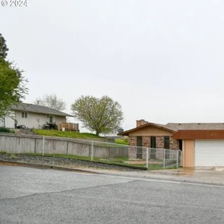 Buy this 5 bed house on 1264 Zeta Court in Pendleton, OR 97801