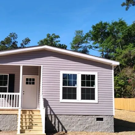Buy this studio apartment on 48 Old Farm Road in Sloop Point, Pender County