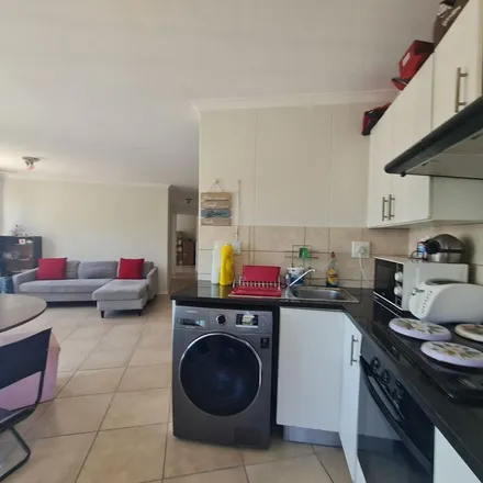 Image 8 - Oakhurst Girls' Primary School, Weltevreden Avenue, Cape Town Ward 58, Cape Town, 7700, South Africa - Apartment for rent