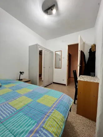 Rent this 4 bed room on Carrer d'Hondures in 74-78, 08027 Barcelona