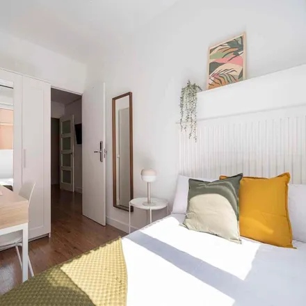 Rent this 5 bed room on Calle de Andrés Mellado in 61, 28015 Madrid