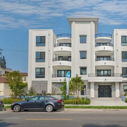 Rent this 3 bed apartment on Barrington & Nebraska in South Barrington Avenue, Los Angeles