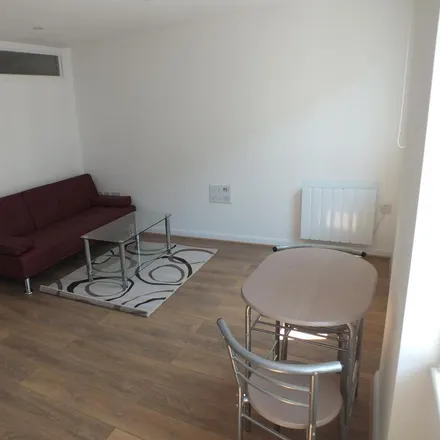 Image 3 - 75 Stoke Gardens, Slough, SL1 3QA, United Kingdom - Apartment for rent