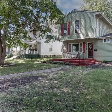 Buy this 5 bed house on 627 Maine Street in Lawrence, KS 66044
