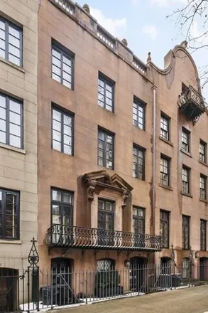 Rent this 4 bed townhouse on 244 East 49th Street in New York, NY 10017