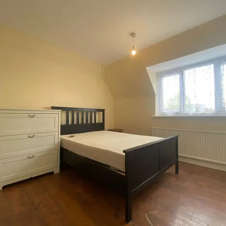 Rent this 3 bed apartment on Tesco Express in 223 Station Road, London