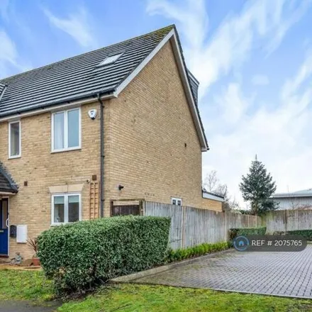 Rent this 4 bed townhouse on Oakey Drive in Wokingham, RG40 2DT