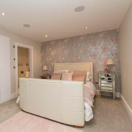 Image 8 - Manor Road, Grange Hill, Chigwell, IG7 5QB, United Kingdom - Room for rent