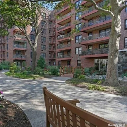 Image 8 - 87-10 51st Avenue, New York, NY 11373, USA - Apartment for sale