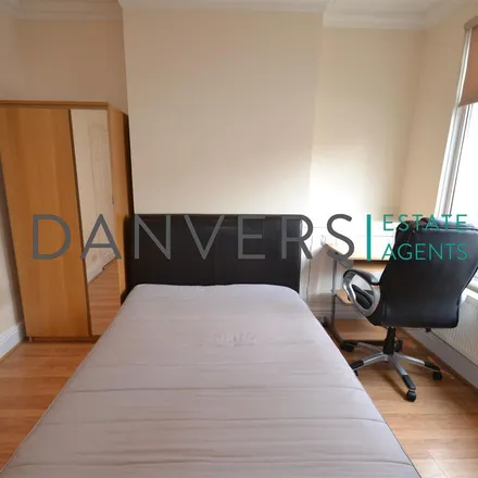 Rent this 4 bed apartment on Clarendon Street in Leicester, LE2 7FG