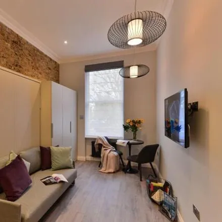 Rent this studio apartment on 44 Notting Hill Gate in London, W11 3HX