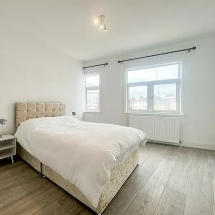 Rent this 3 bed room on Cornwall Avenue in London, N3 1LF