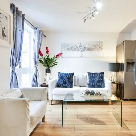 Rent this 4 bed apartment on 74 Grimsby Grove in London, E16 2RJ