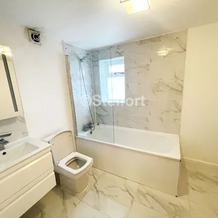 Image 9 - Chesterfield Gardens, London, N4 1LL, United Kingdom - Apartment for rent