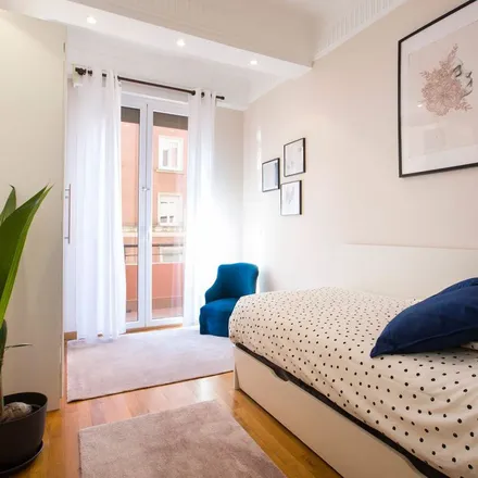 Rent this 3 bed apartment on Calle Licenciado Poza / Poza lizentziatuaren kalea in 27, 48011 Bilbao