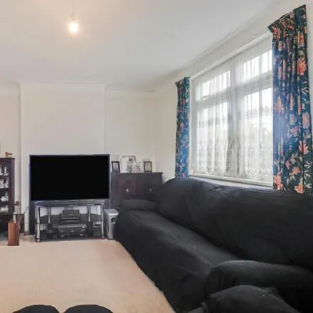 Image 9 - Kenilworth Gardens, Southend-on-Sea, SS0 0BN, United Kingdom - House for sale
