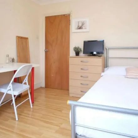 Rent this 1 bed apartment on Burghley Road in London, N8 0DG