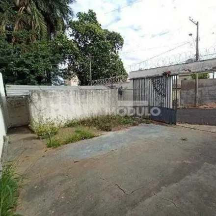 Rent this 3 bed house on Avenida Vasconcelos Costa in Osvaldo Rezende, Uberlândia - MG