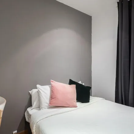 Rent this 5 bed room on Madrid in Calle de Lavapiés, 14