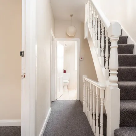 Rent this 5 bed apartment on 31-85 Headingley Avenue in Leeds, LS6 3FF