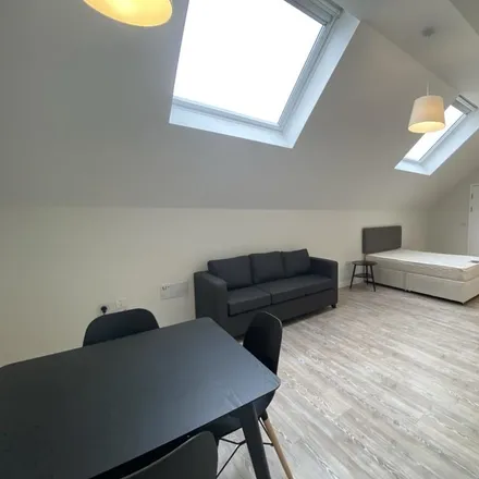 Image 4 - South Parade, Sheffield, S3 8SR, United Kingdom - Apartment for rent