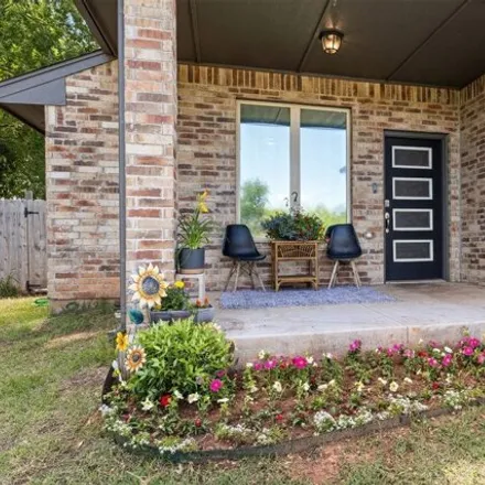Image 3 - 846 Twin Lakes Drive, Noble, OK 73068, USA - House for sale