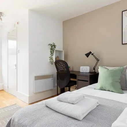 Rent this studio apartment on Inver Court in Inverness Terrace, London