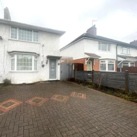 Rent this 3 bed townhouse on The Centreway in Warstock, B14 4HX