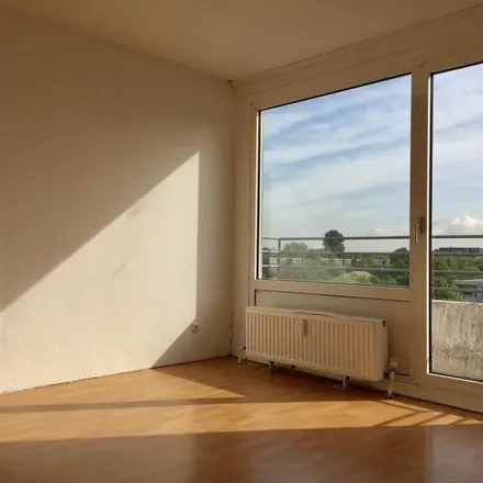 Rent this 3 bed apartment on Lichtenberger Straße 19 in 40789 Monheim am Rhein, Germany