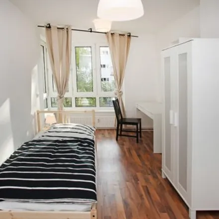 Rent this 4 bed room on Hüttenroder Weg 18 in 12059 Berlin, Germany