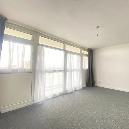 Image 4 - Ballinger Point, Bromley High Street, Bromley-by-Bow, London, E3 3EH, United Kingdom - Apartment for rent