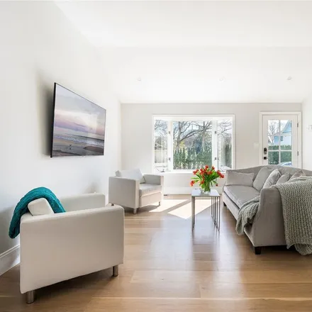 Rent this 3 bed apartment on 3 Hudson Street in Southampton, Hampton Bays