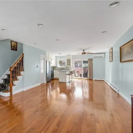 Image 4 - 904 Dean Avenue, New York, NY 10465, USA - House for sale