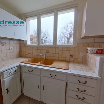 Rent this 3 bed apartment on 5 Place Remoiville in 94350 Villiers-sur-Marne, France